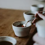 コーヒーの味の違いを簡単に感じるには？｜カッピングの方法と器具